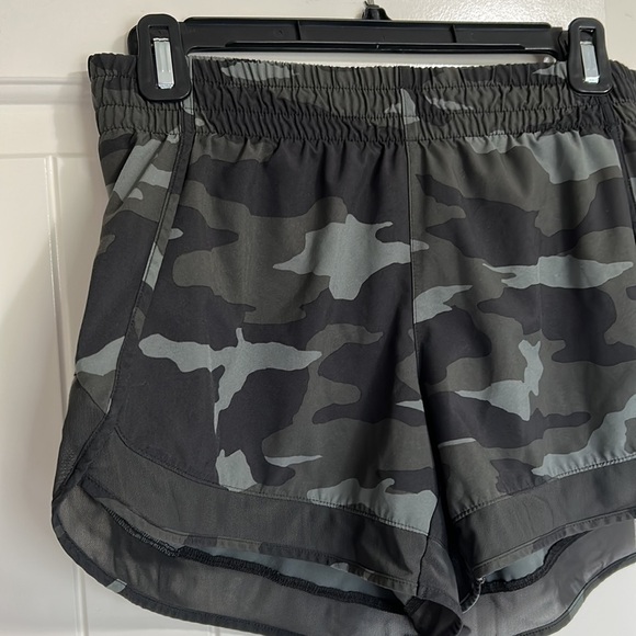 ATHLETA Printed Mesh Racer Run Short 4” Camo Green Sz S - Picture 6 of 15